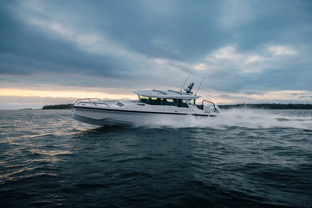 Axopar 38 XC Cross Cabin: Bootsfahrt auf dem Meer