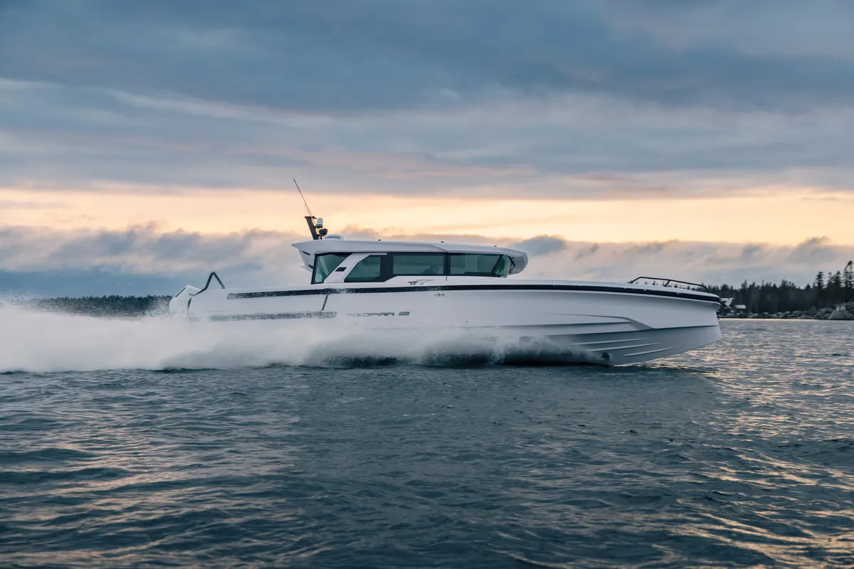 Axopar 38 XC Cross Cabin: Un bateau naviguant au milieu des vagues