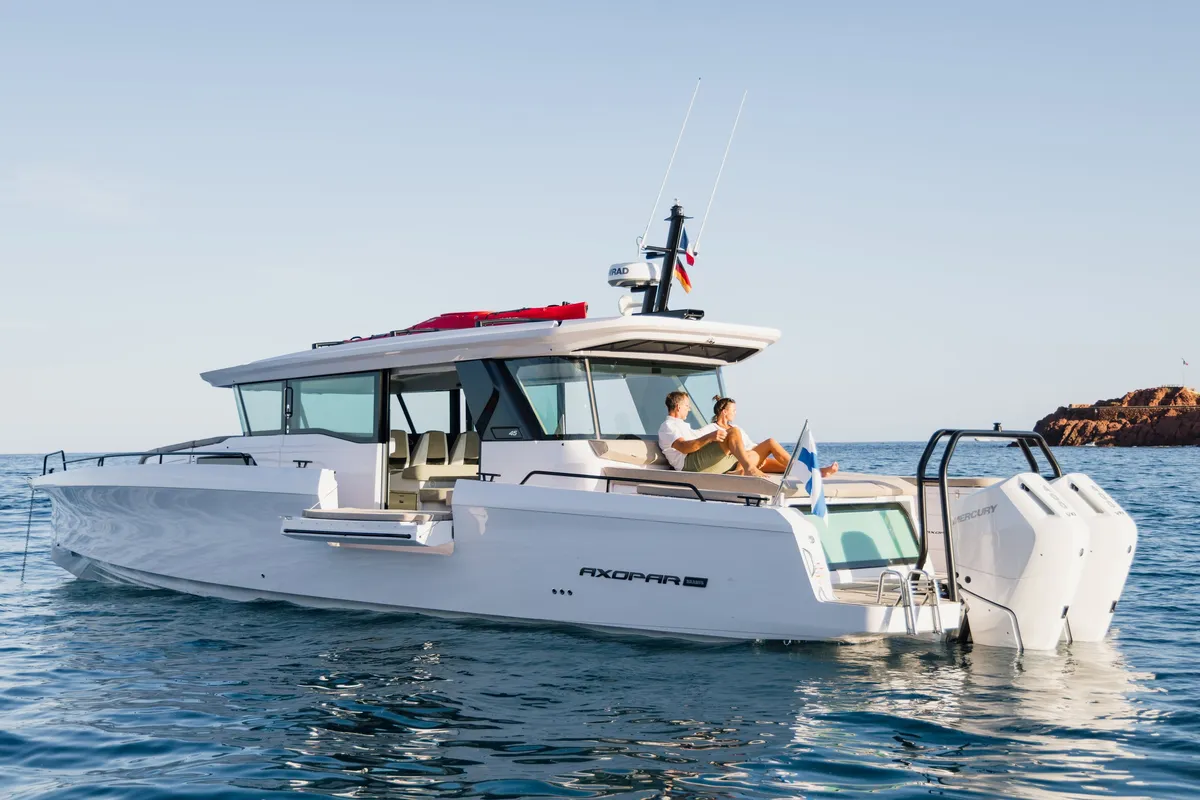 Axopar 45 XC Cross Cabin: Ein Boot mit einem Paar auf dem Meer