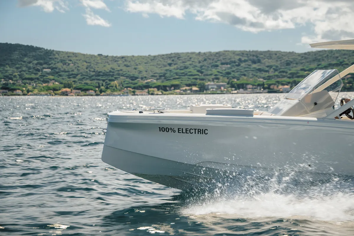Axopar AX/E 22: Bootsfahrt auf dem Meer mit einem elektrischen Boot
