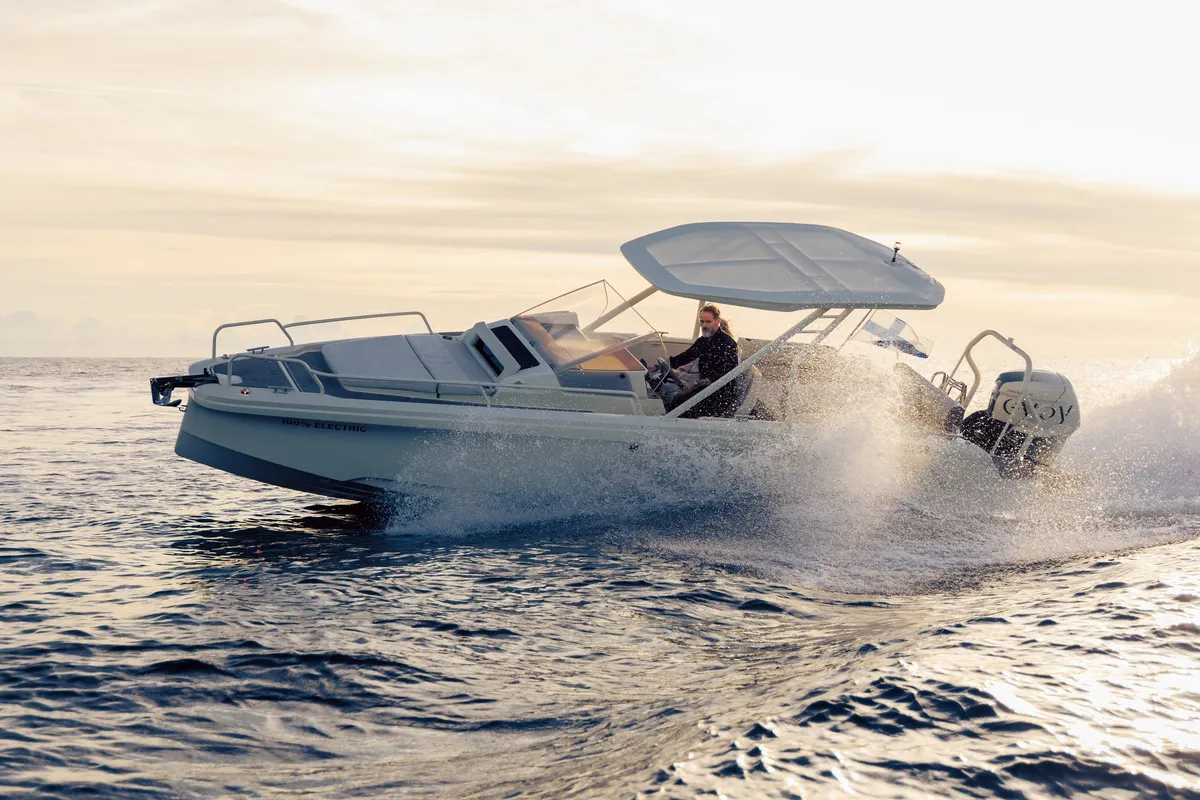 Axopar AX/E 25: Bootsfahrt auf dem Meer mit einem elektrischen Boot