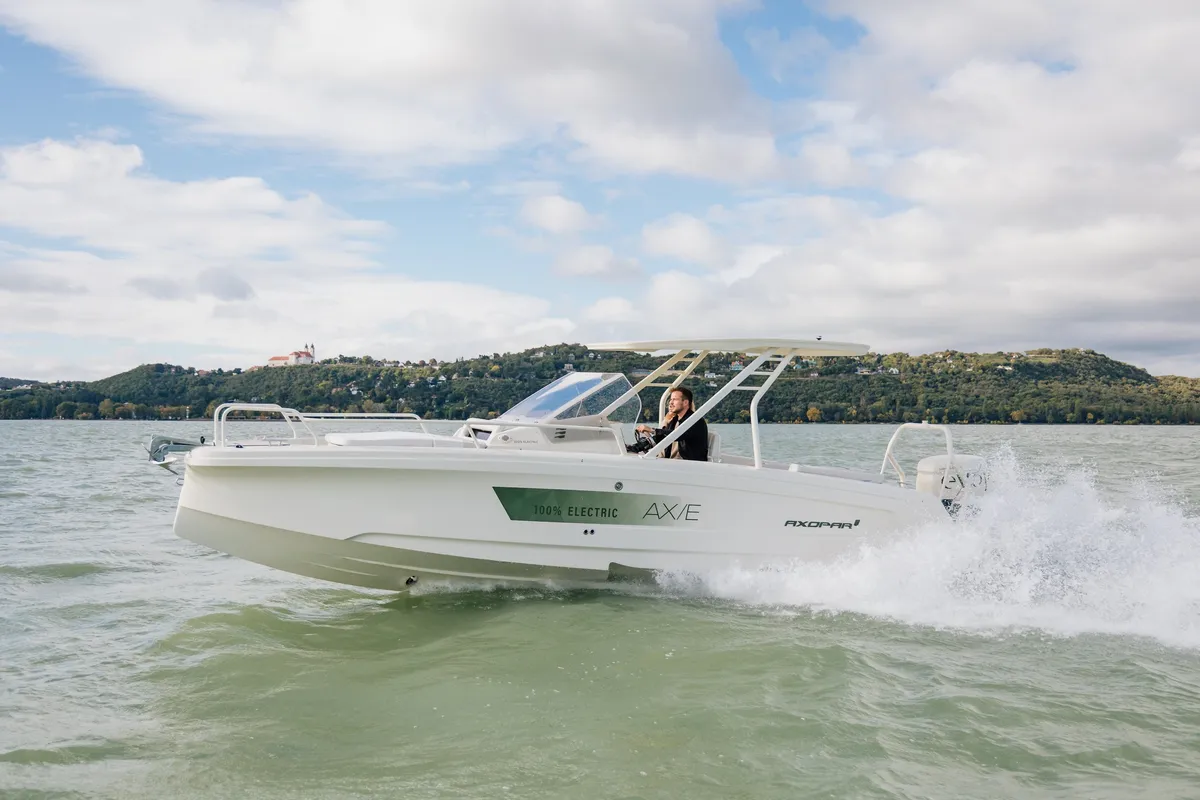 Axopar AX/E 25: Electric boat cruising on water
