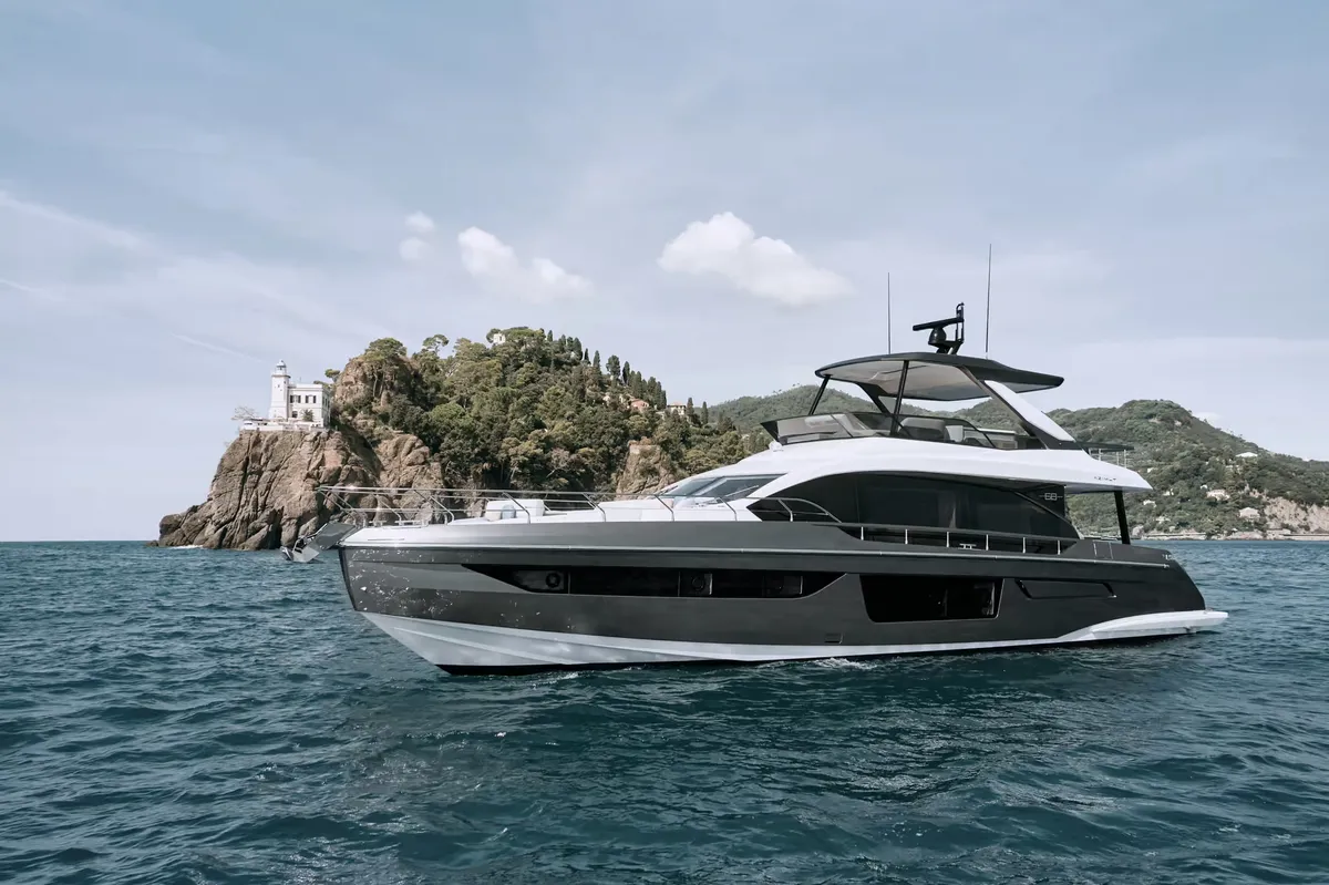 Azimut Fly 68: Außenansicht des Bootes