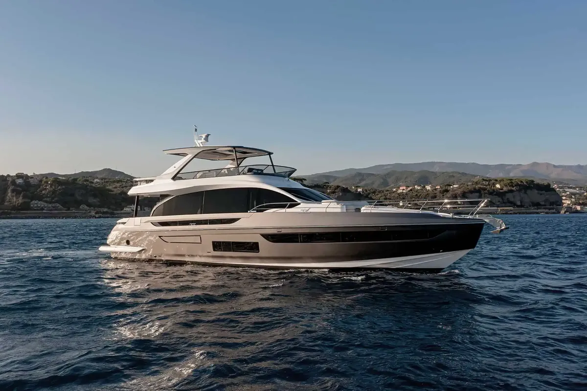 Azimut Fly 72: Flybridge yacht at sea, viewed from the side