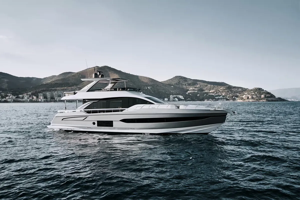 Azimut Fly 78: Außenansicht des Bootes