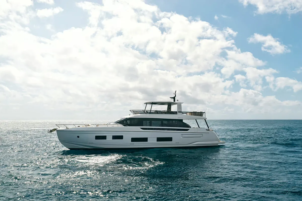 Azimut Fly 82: Exterior view of the boat