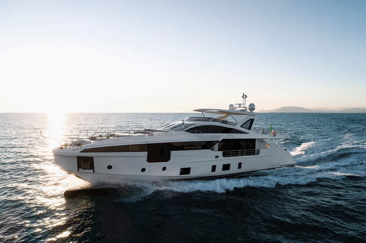Azimut Grande 32M: Boat cruising