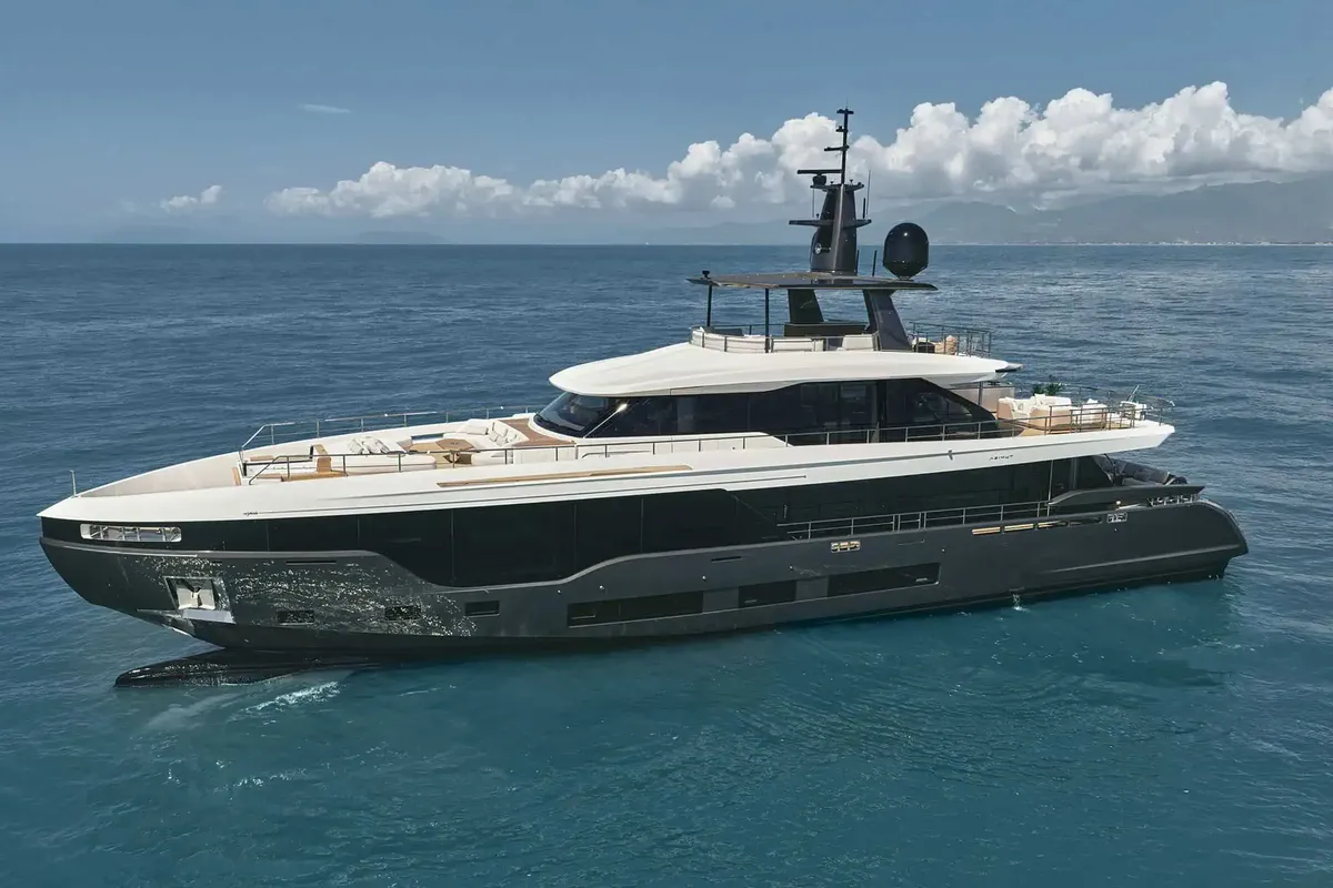 Azimut Grande 36M: Exterior view of the boat