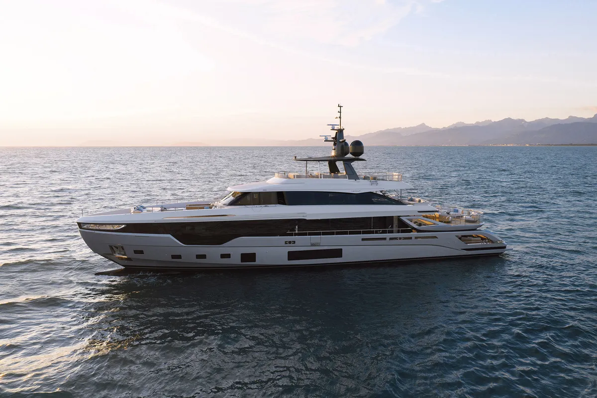Azimut Grande Trideck: Außenansicht des Bootes
