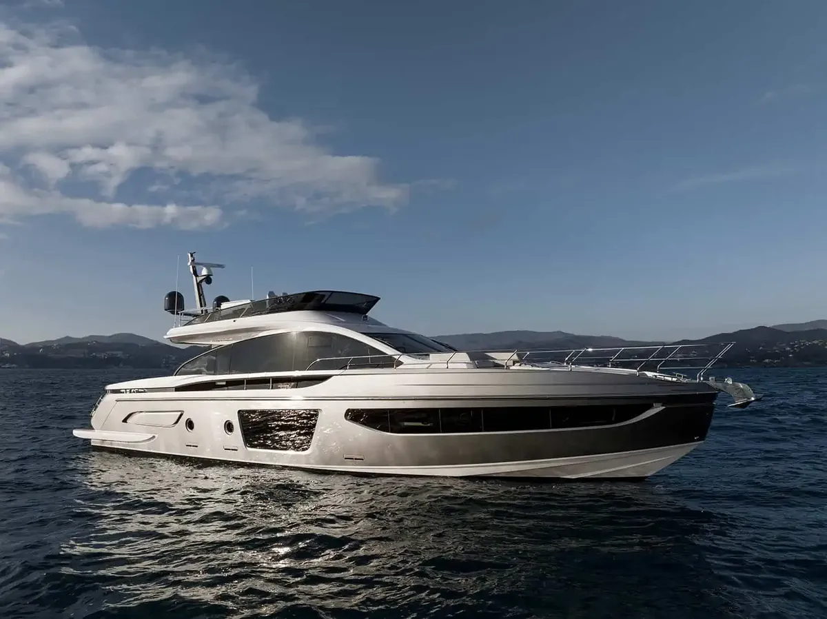 Azimut S7: Exterior view of the boat