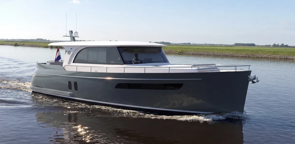Babro Yachting Tridente 50 CS Centersleeper: Motorboat cruising on a river