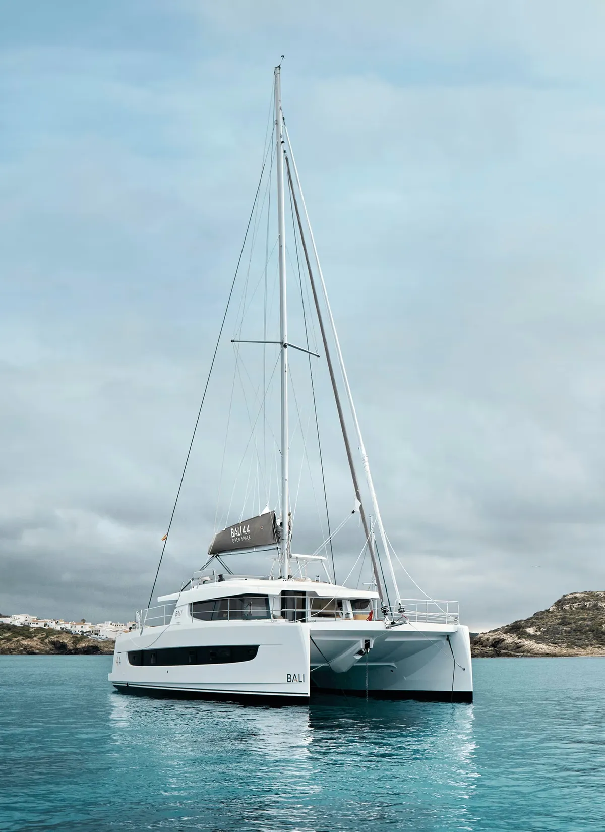 Bali Catamarans 4.4: Katamaran vor Anker vor der Küste