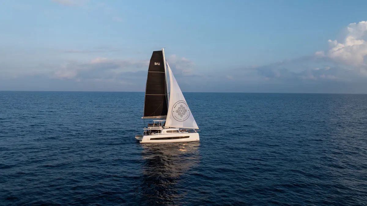 Bali Catamarans 5.2: Katamaransegeln auf dem Meer