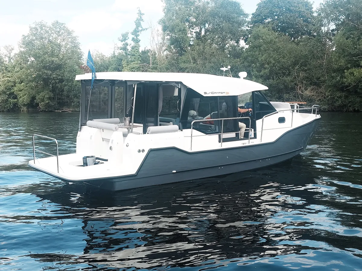 Balt Yacht Sun Camper 31: Boat cruising on a river