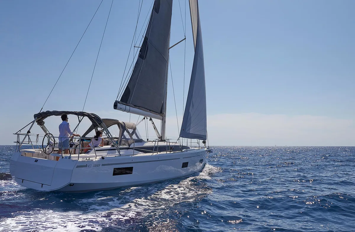 Bavaria C38 eLINE: Sailing yacht at sea