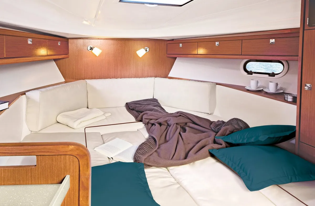 Bavaria S29: Cabin with bench seat and blankets