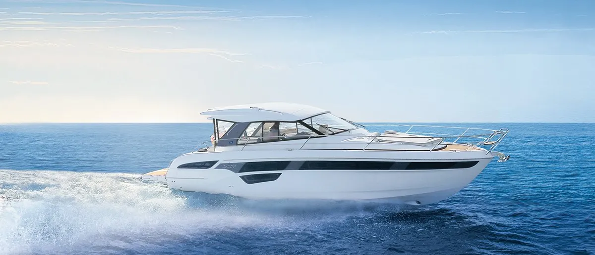 Bavaria S45: Ein weißes Boot, das auf dem Meer fährt