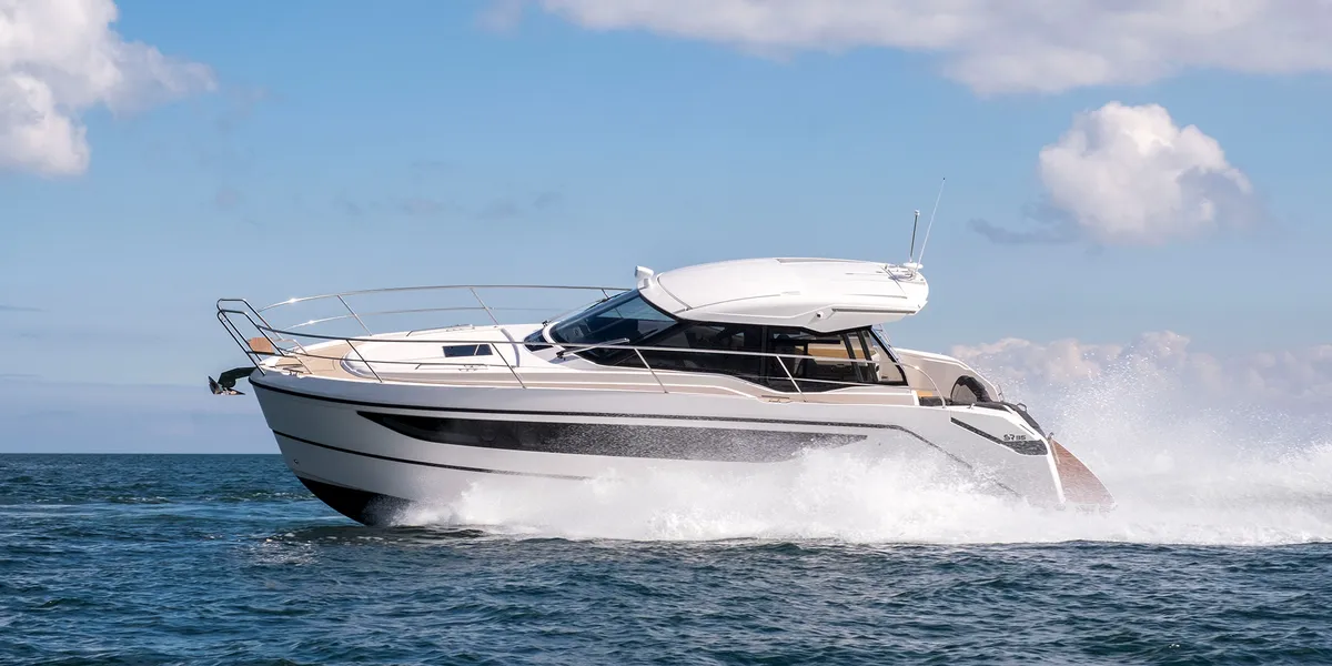 Bavaria SR35: Boat cruising at sea with spray