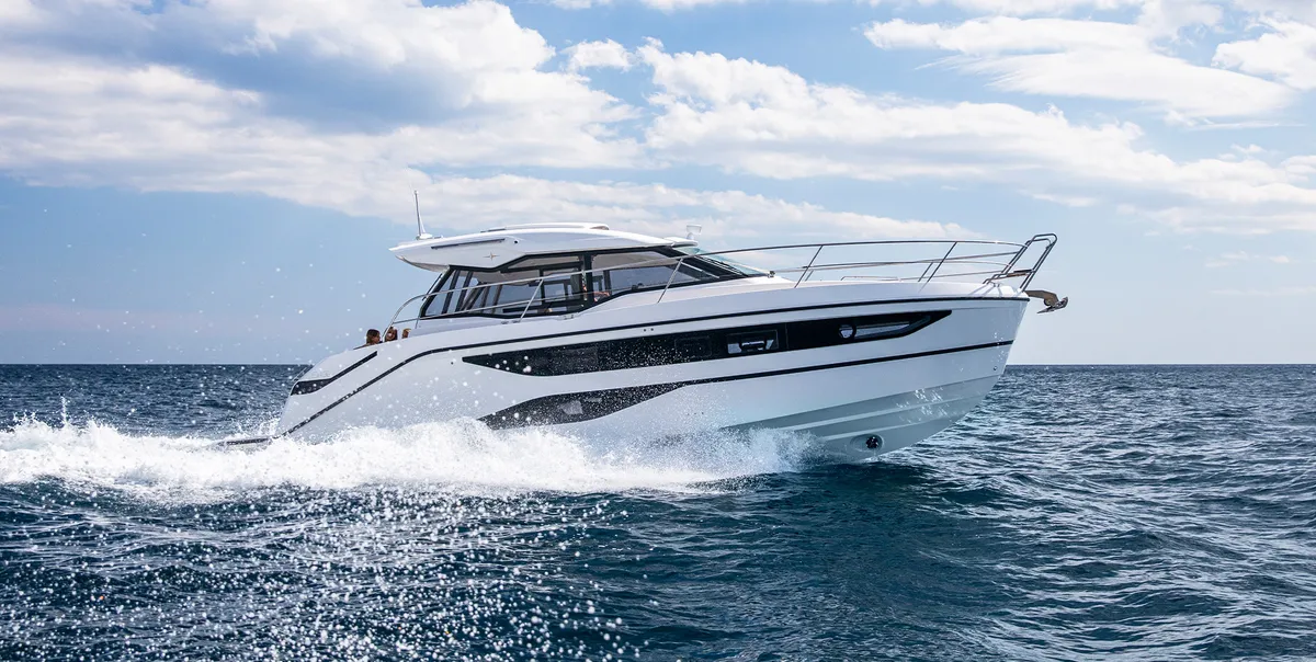 Bavaria SR38: Ein weißes Motorboot, das auf dem Meer fährt