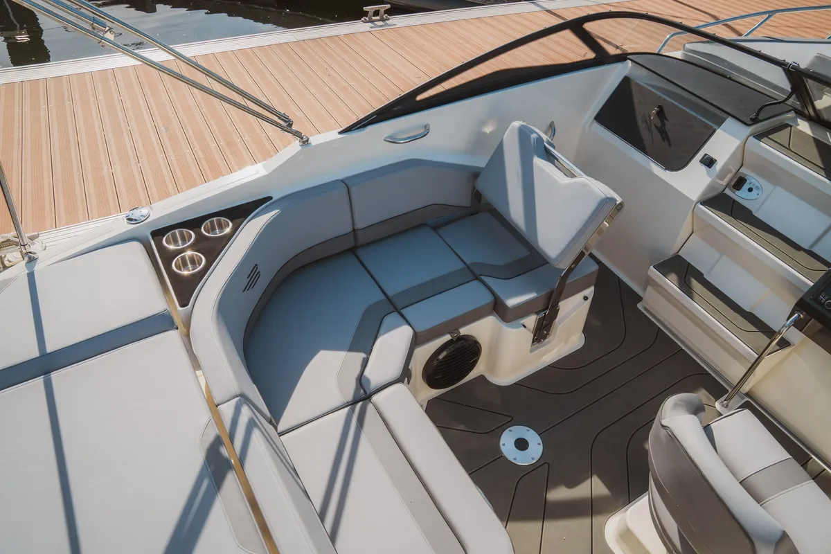 Bayliner C21i: Bench on the boat deck by the jetty