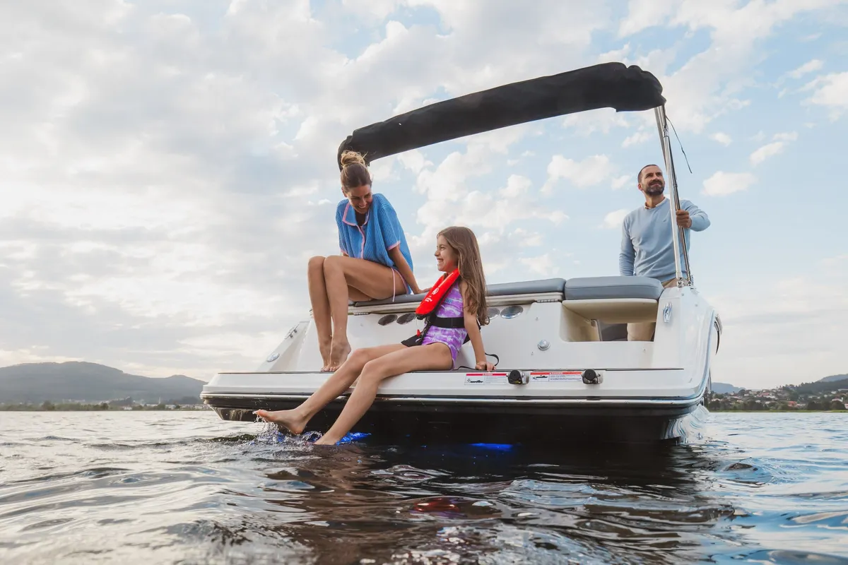 Bayliner C21i: Eine Familie, die sich auf dem Heck eines Bootes entspannt