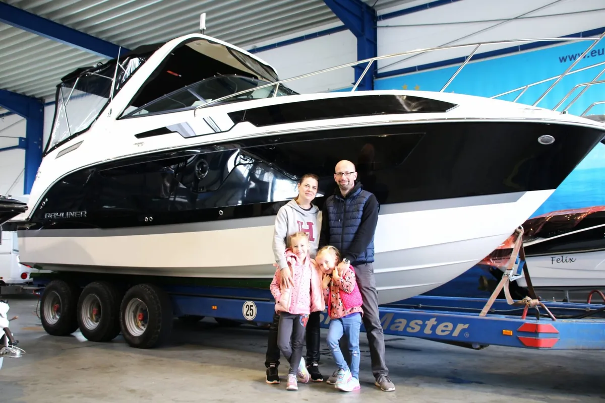 Bayliner Ciera 8: Eine Familie, die neben einem Boot posiert