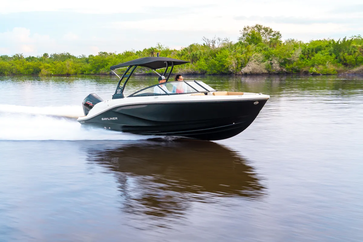 Bayliner V20: Bootsfahrt auf einem Fluss