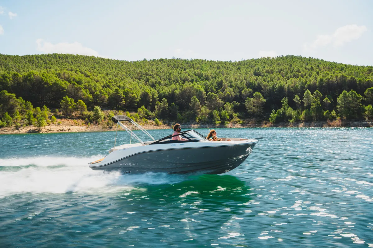 Bayliner V20i: Bootsfahrt auf einem See