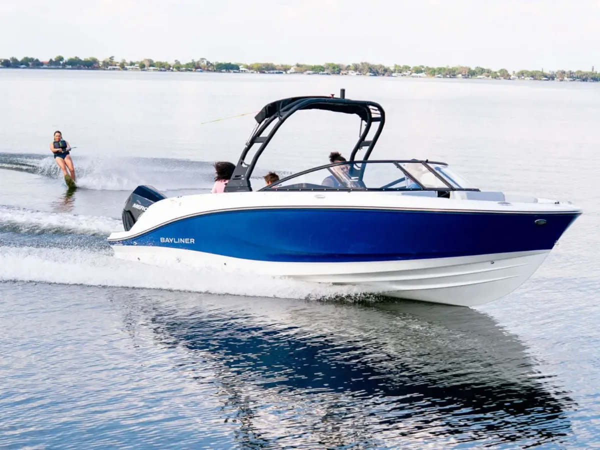 Bayliner V22: Ein Boot, das einen Wasserskifahrer zieht