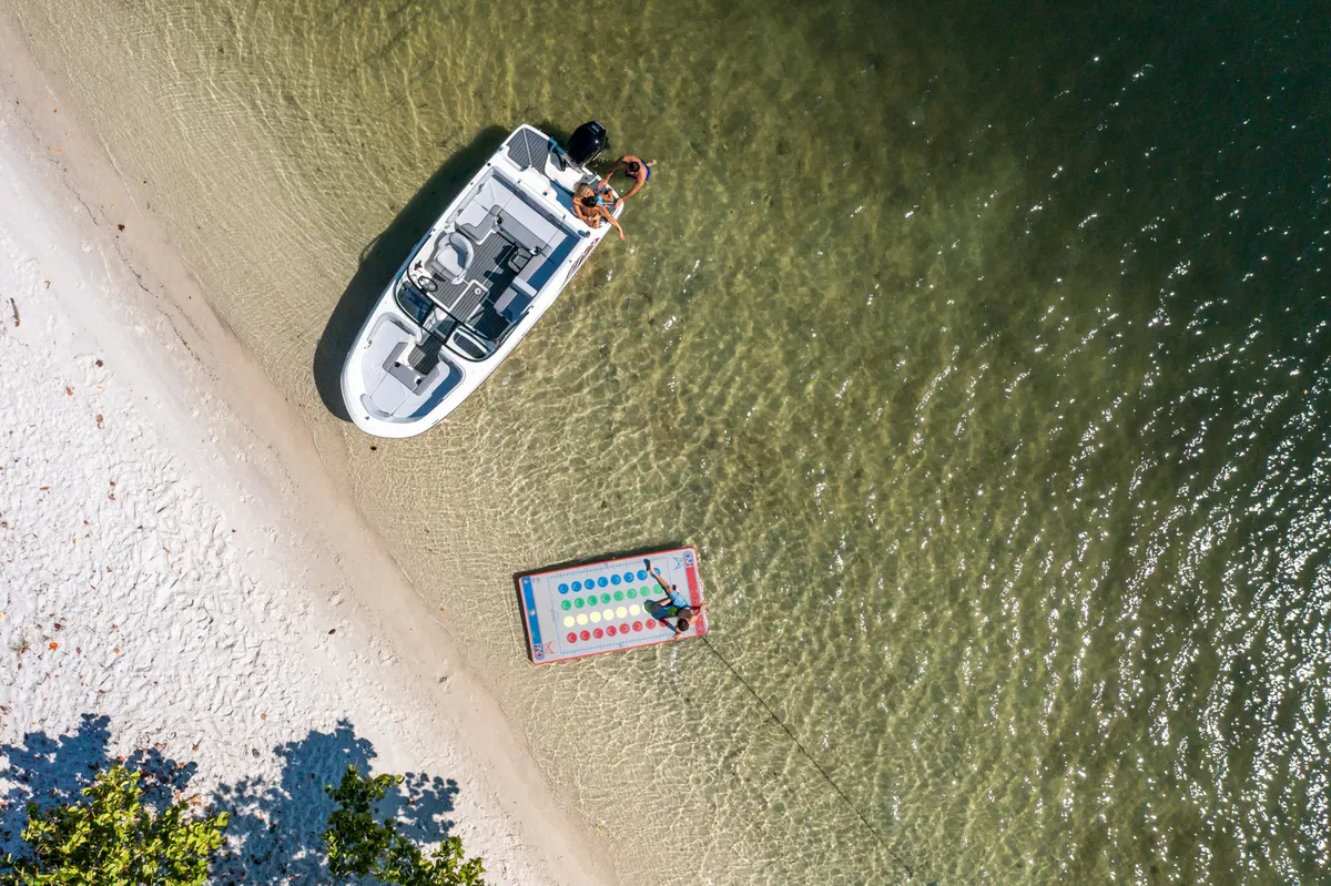 Bayliner VR4 Outboard: Boot am Strand, Luftaufnahme