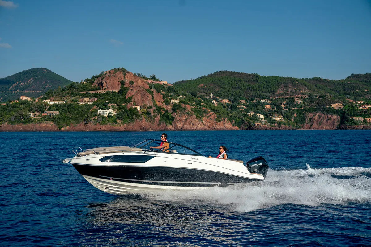 Bayliner VR6 Cuddy: Boat cruising at sea