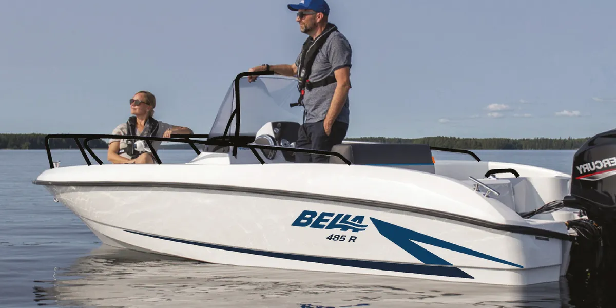 Bella Boats 485 R: Bootsfahrt mit Personen an Bord