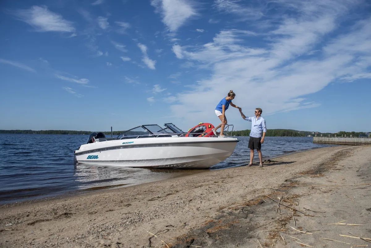 Bella Boats 600 BR: Menschen am Strand mit einem Boot