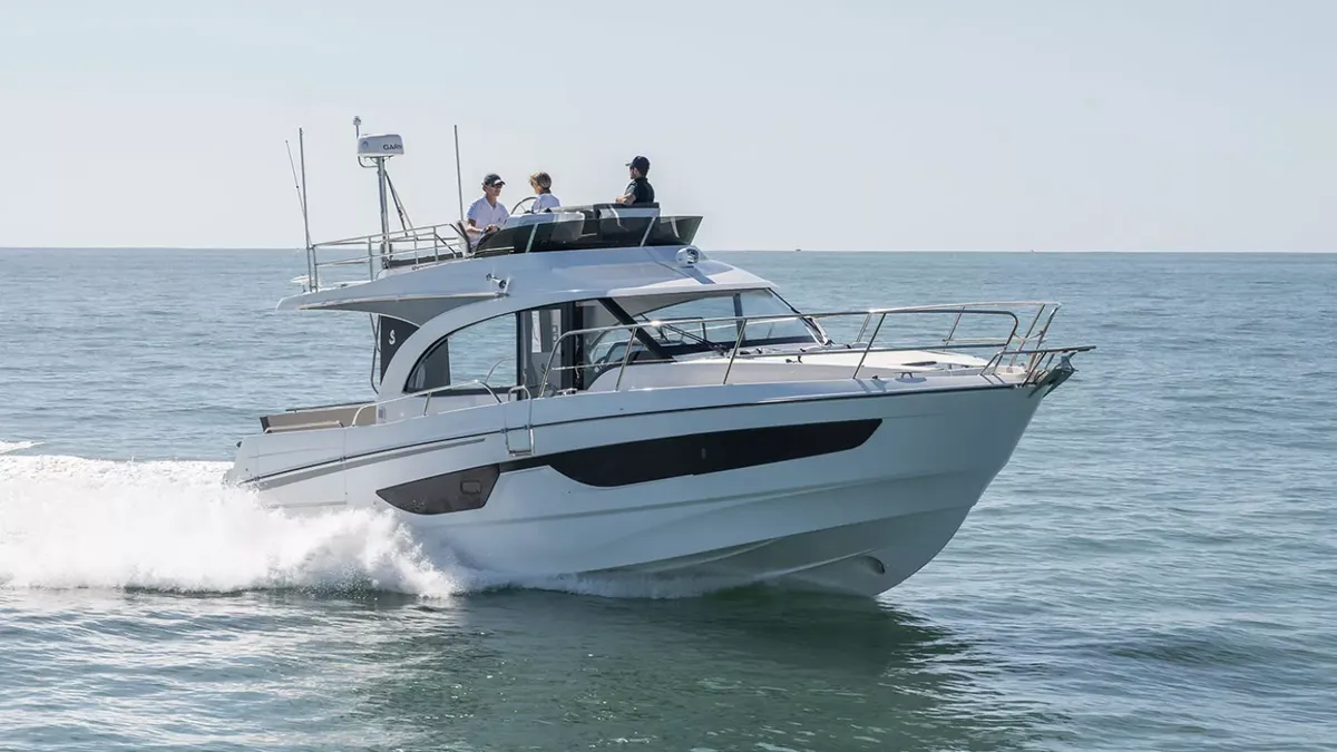 Beneteau Antares 11 Fly: Ein weißes Motorboot, das auf dem Meer fährt