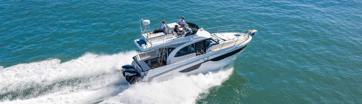 Beneteau Antares 11 Fly: Boat cruising at sea with passengers
