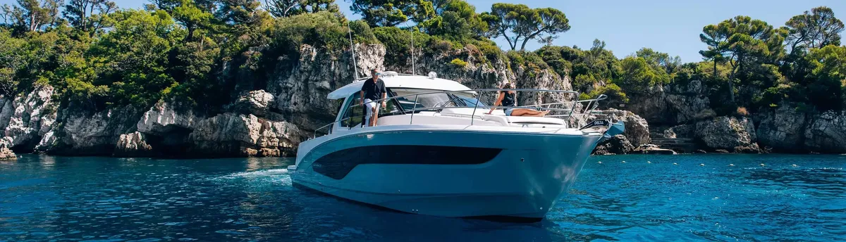 Beneteau Antares 12 Coupe: Boat cruising along the coastline