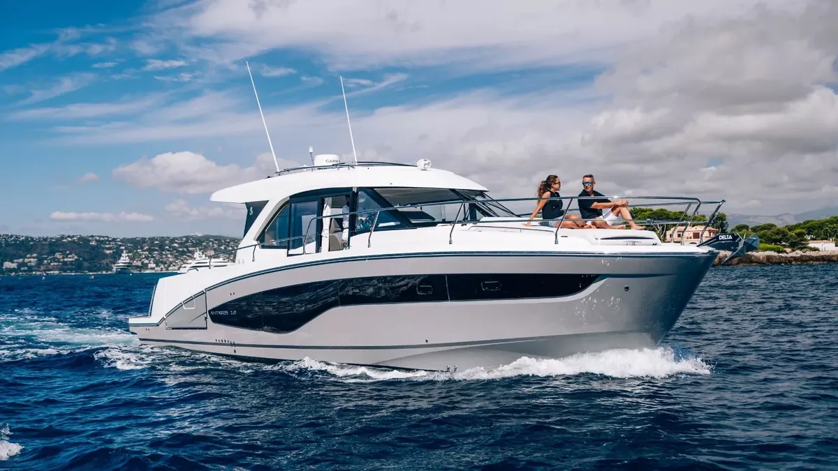 Beneteau Antares 12 Coupe: Bootsfahrt auf dem Meer