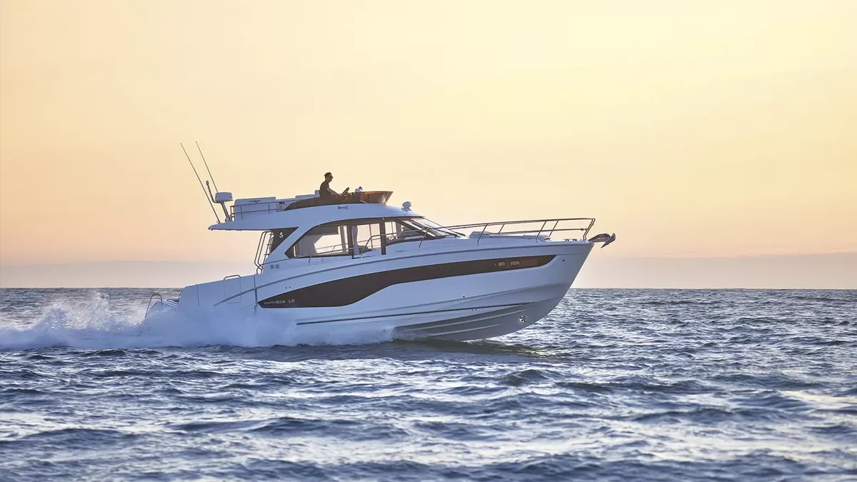 Beneteau Antares 12 Fly: Bootsfahrt auf dem Meer bei Sonnenuntergang