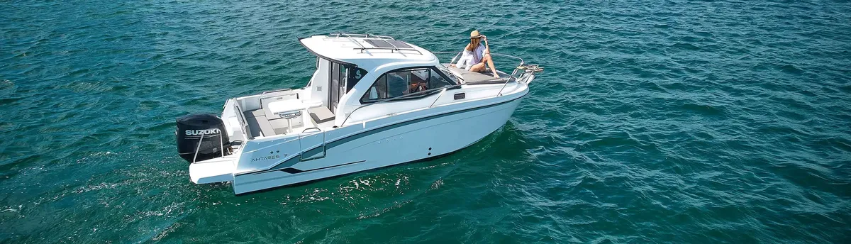 Beneteau Antares 7: Bootsfahrt auf dem Meer mit einer Frau