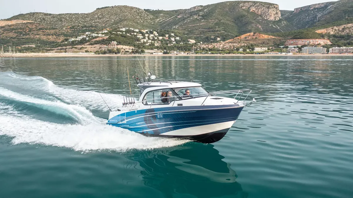 Beneteau Antares 8 Fishing: Bootsfahrt auf dem Meer