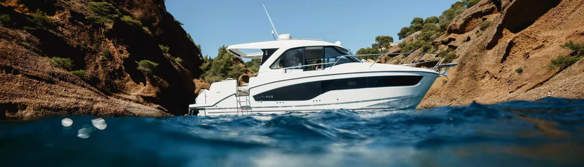Beneteau Antares 9: Boat moored between rocks