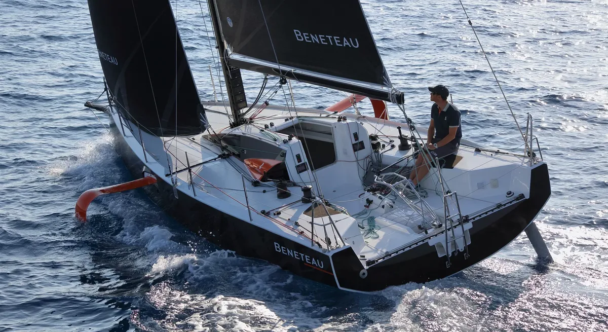 Beneteau Figaro 3: Segelboot mit Tragflügeln auf dem Meer