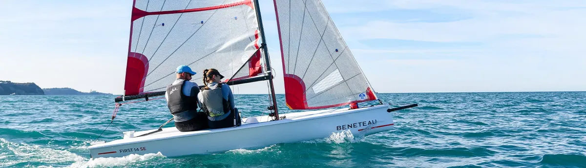 Beneteau First 14 SE: Segelboot mit Besatzung auf See