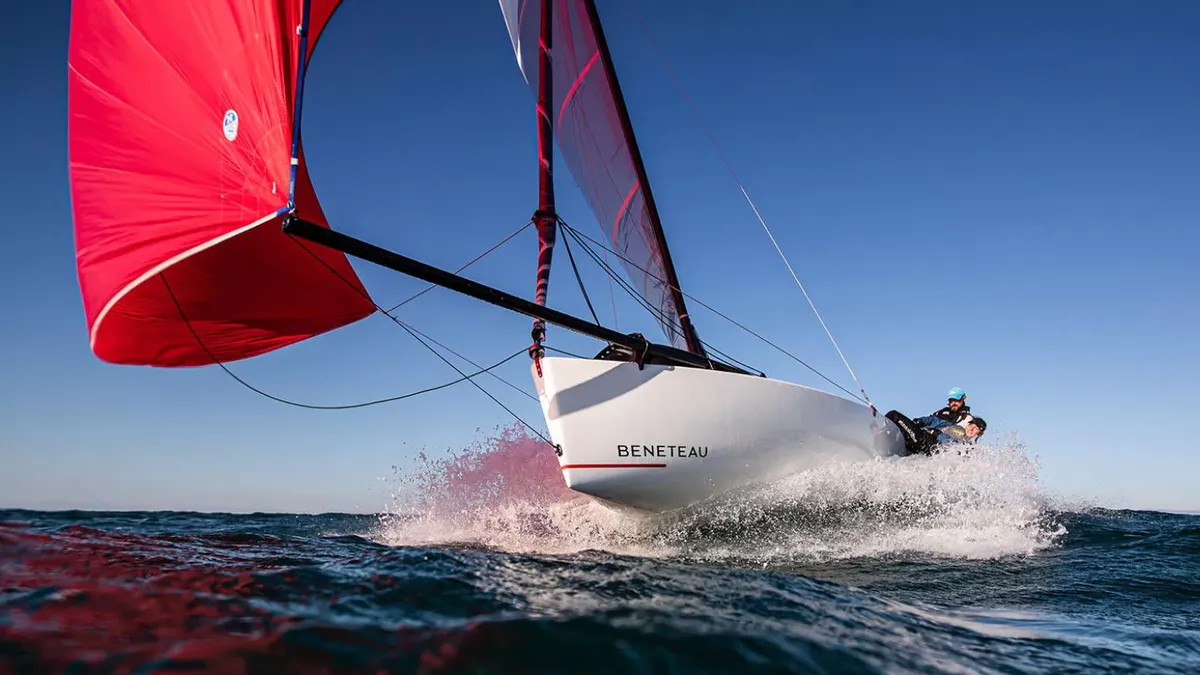 Beneteau First 18 SE: Ein Segelboot gleitet über das Meer