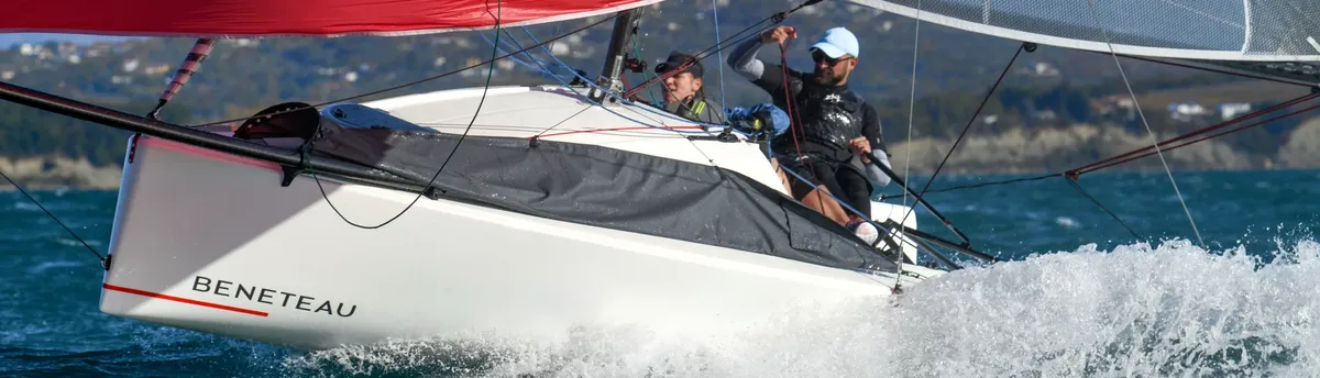 Beneteau First 18 SE: Sailing boat cutting through the waves