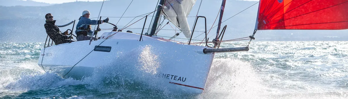 Beneteau First 27 SE: Sailing boat cutting through the waves