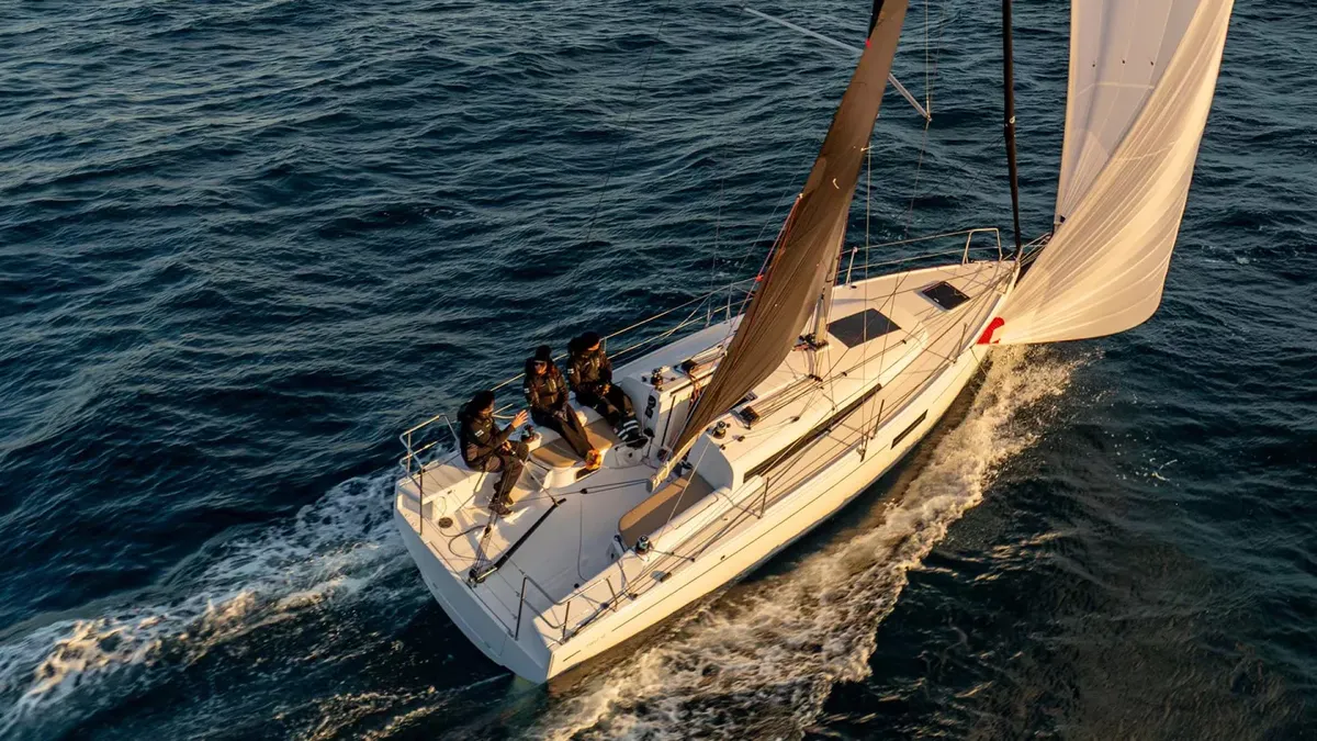 Beneteau First 30: Segelboot auf dem Meer