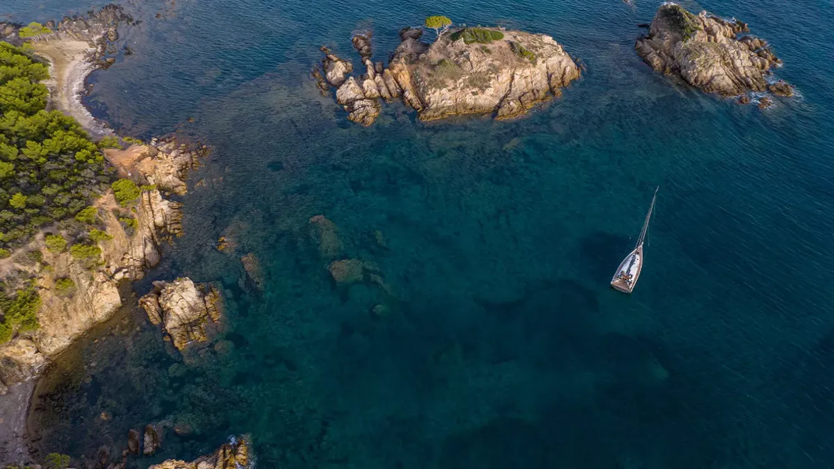 Beneteau First 44: Segelboot auf dem Meer, Luftaufnahme