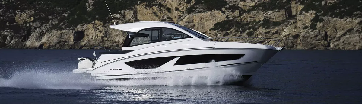 Beneteau Flyer 10 Sport Top: Boat cruising off the coast