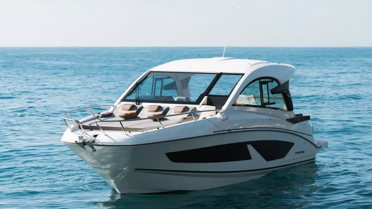 Beneteau Flyer 10 Sport Top: Weißes Motorboot auf dem Meer